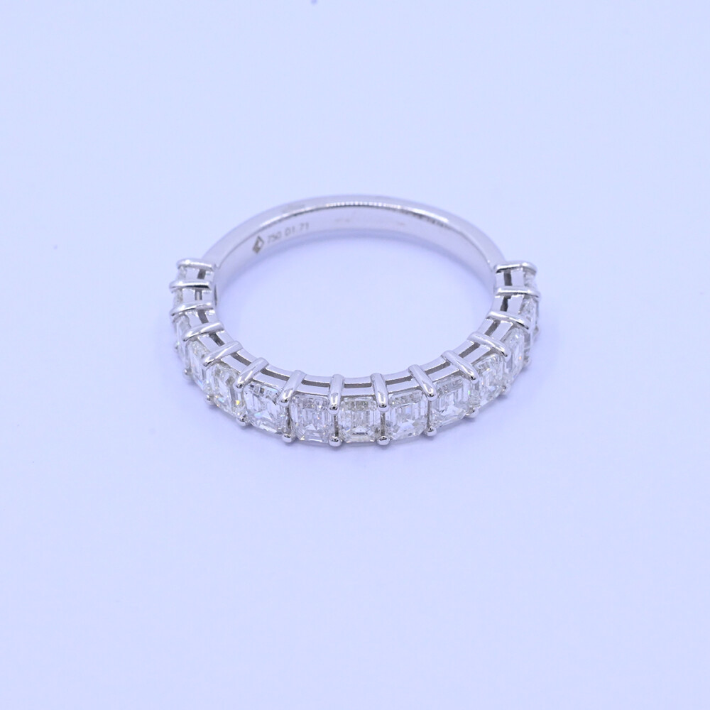 Anillo medio sin fin 18k blanco con 14 brillantes tallado esmeralda. Anillo medio sin fin 18k blanco con 14 brillantes tallado esmeralda.