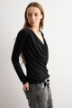 Remera escote drapeado negro