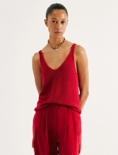 MUSCULOSA TEJIDA CON ESCOTE V ROJO