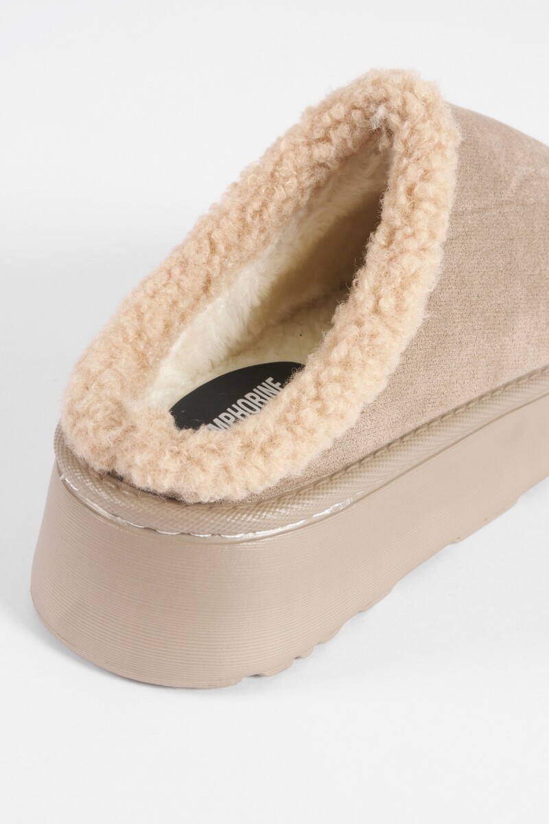 Pantufla mocasín corderito beige