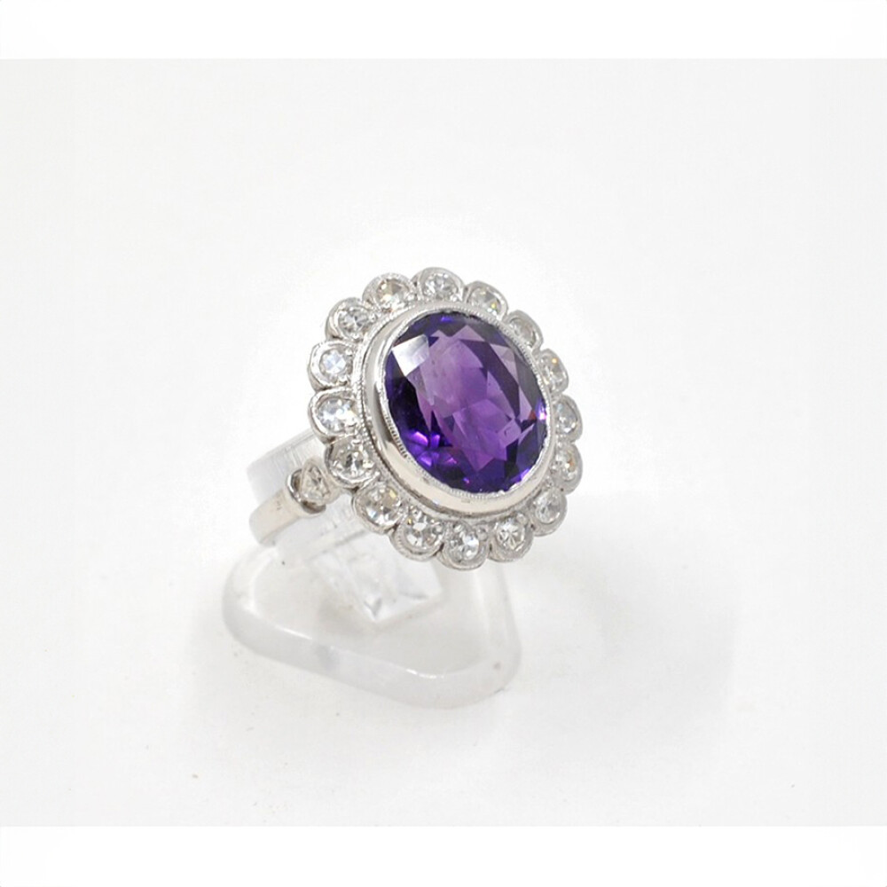 Anillo En Oro Blanco 18K Con Brillantes E Importante Amatista Anillo En Oro Blanco 18K Con Brillantes E Importante Amatista