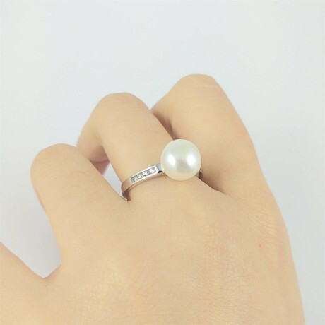 Anillo de plata 925 con baño de oro gris, perla de río y circonias. Anillo de plata 925 con baño de oro gris, perla de río y circonias.