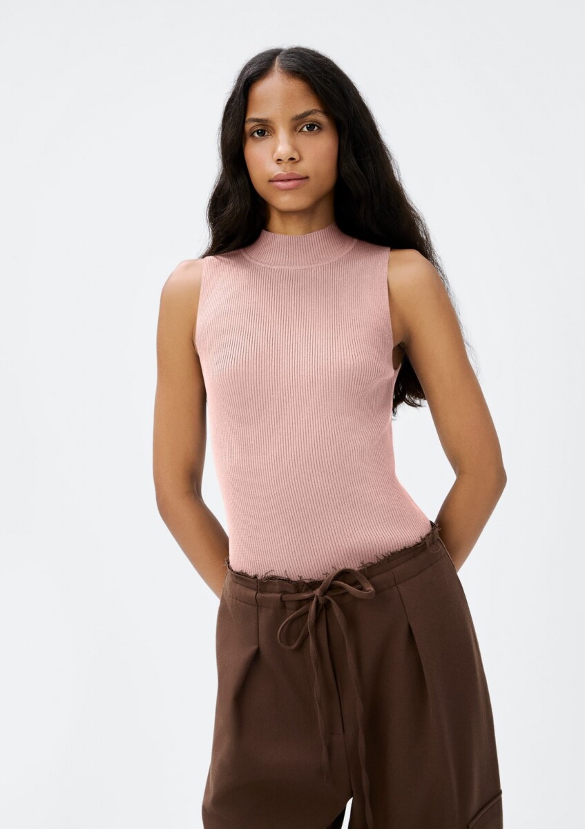 MUSCULOSA EN TELA ACANALADA CON CUELLO ALTO - ROSA 