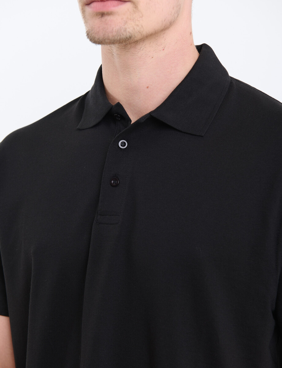 520857 REMERA FERAUD Negro