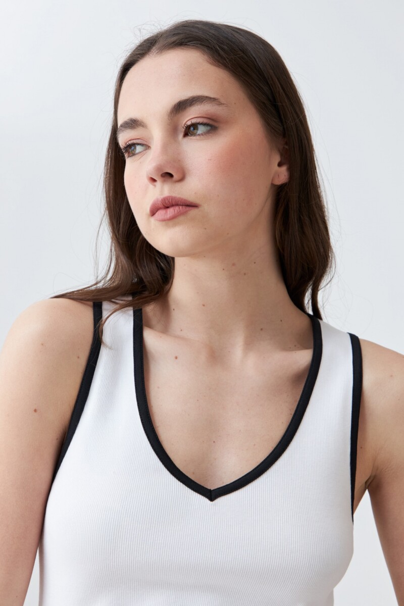 Top canalé con vivo en contraste blanco