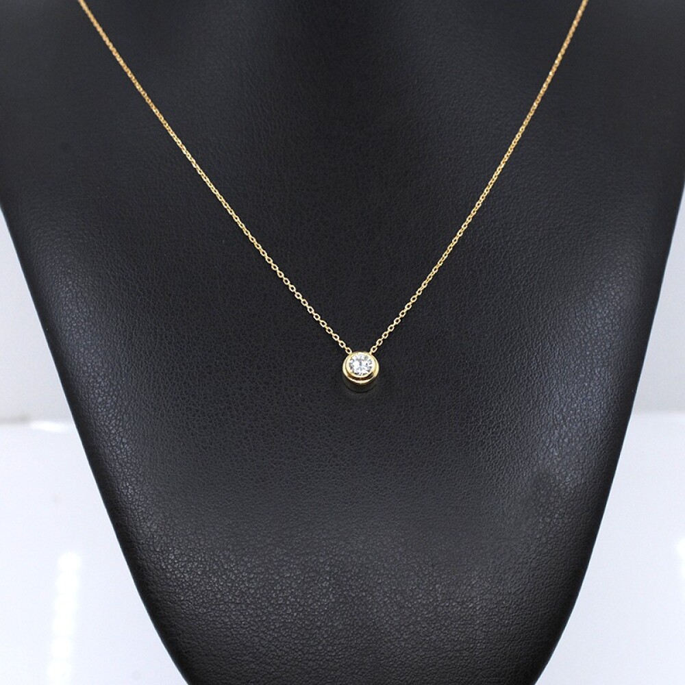 Dije en oro 18k y brillante engarce inglés Dije en oro 18k y brillante engarce inglés