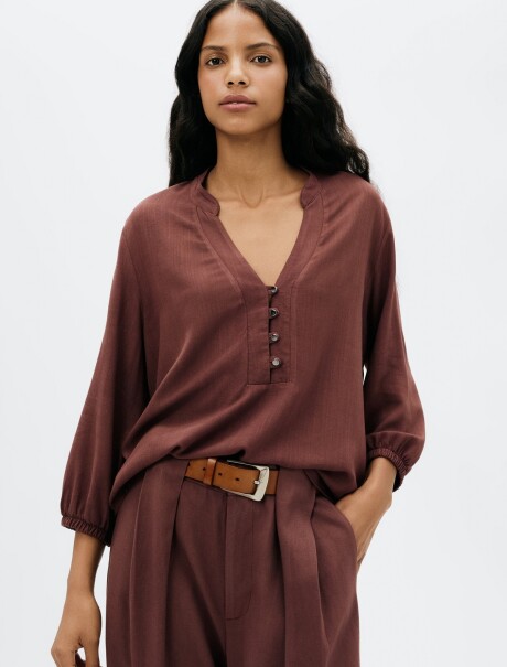 BLUSA ESCOTE V CON BOTONES MARRÓN
