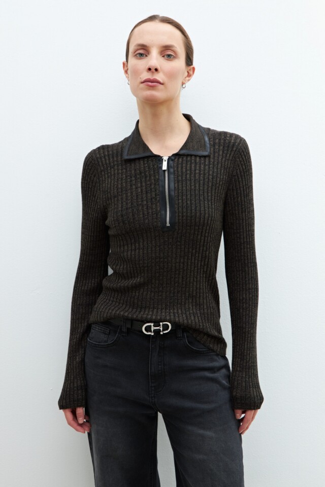 Sweater cuello polo con cierre verde oliva
