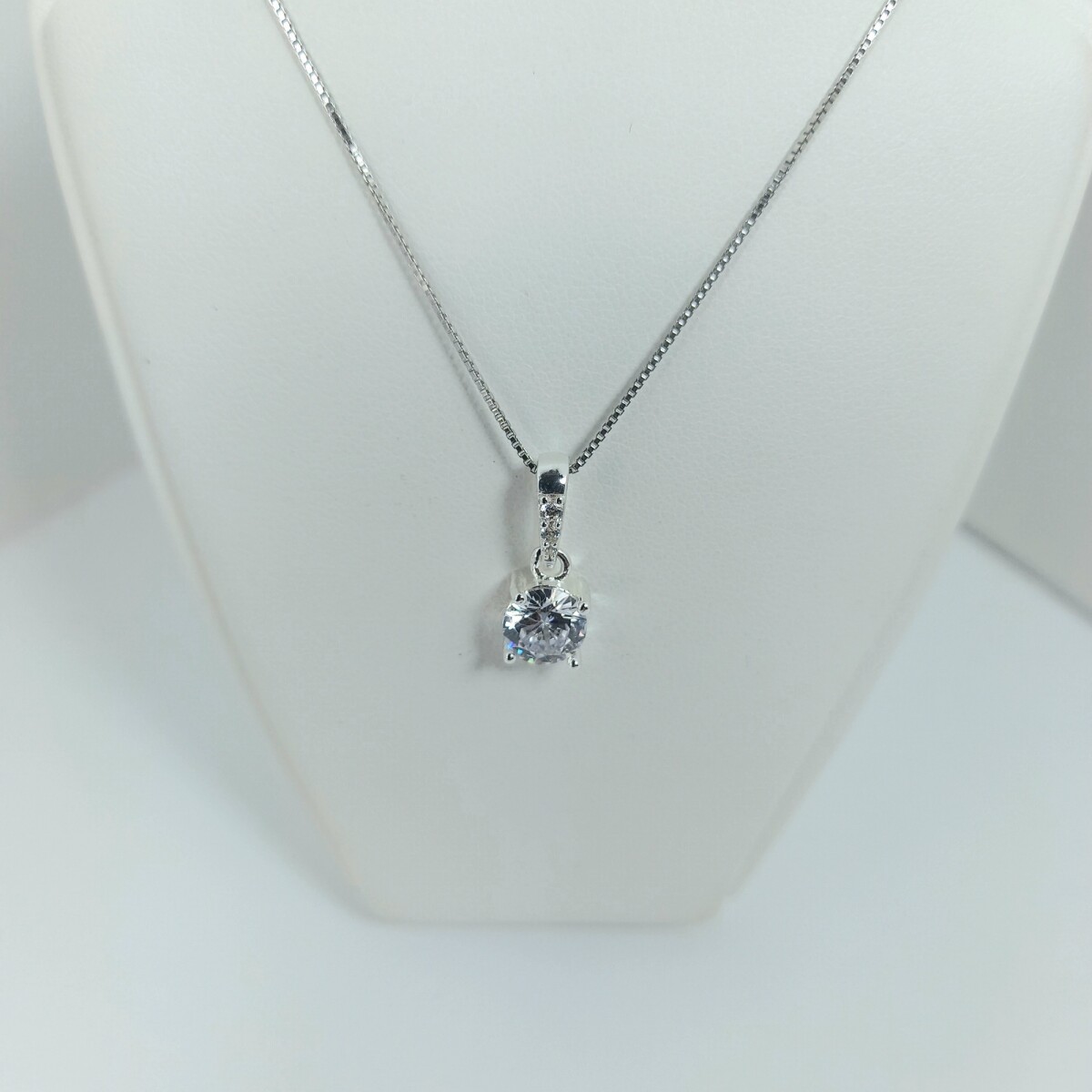 Colgante de plata 925 con circonias. 