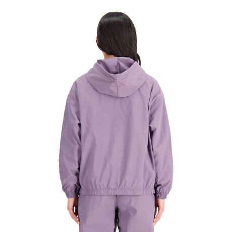 Campera New Balance de Dama - ESSENTIALS WOVEN - WJ33502SHW PURPLE