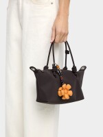Bolso Tote Textura Suave Con Colgante S marron