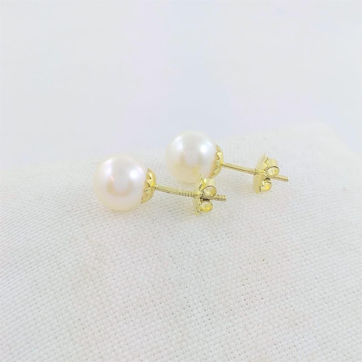 Par de caravanas oro 18ktes y perla de cultivo, 8 1/2 mm. 