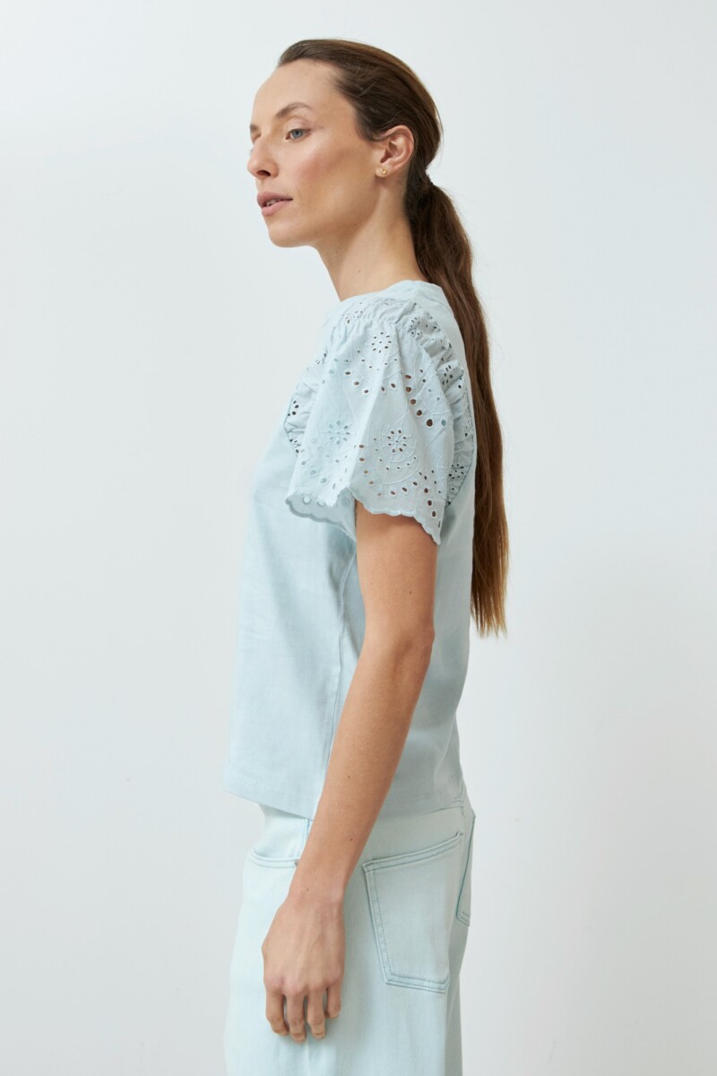 Remera con mangas de broderie verde agua