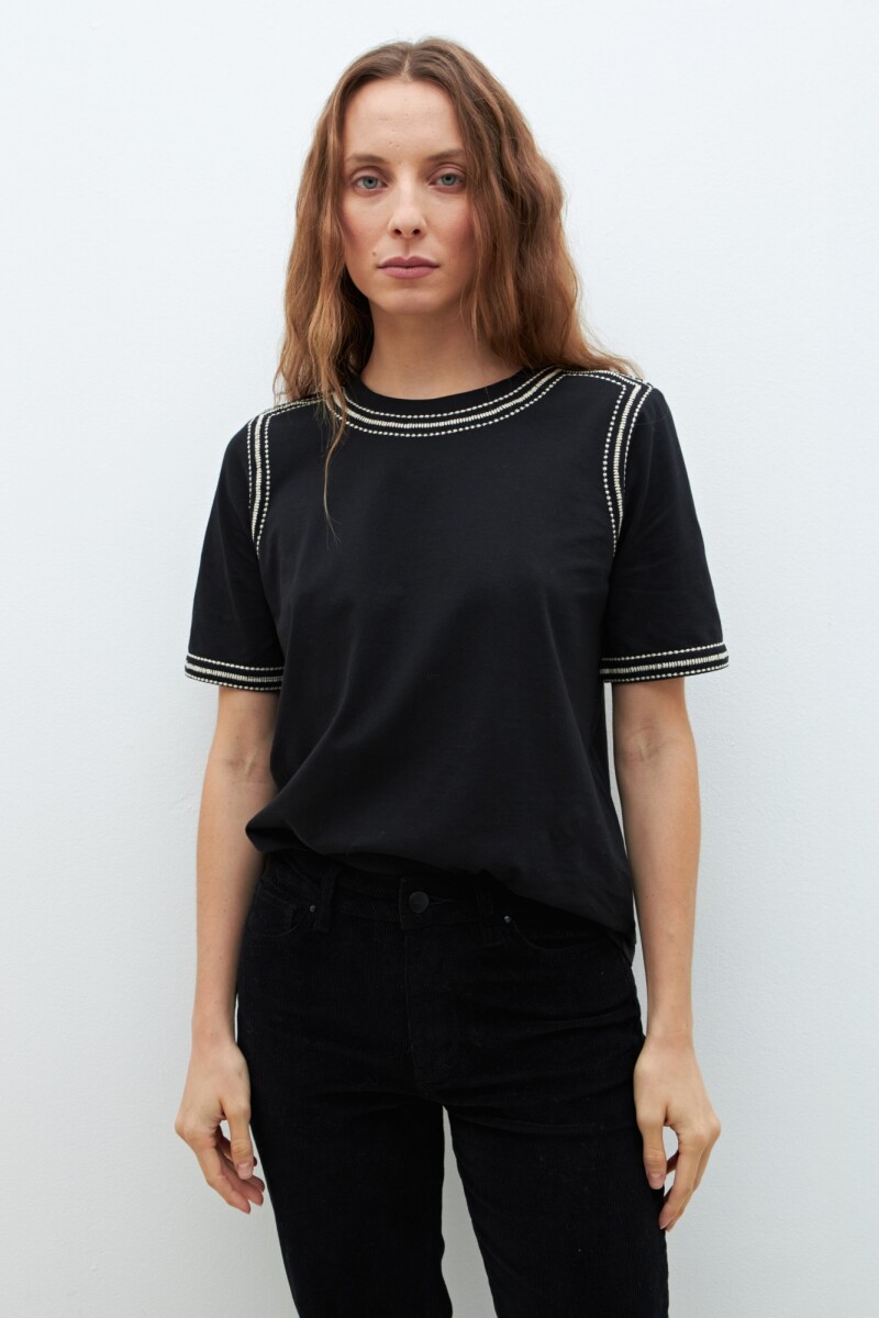 Remera con bordados en contraste negro