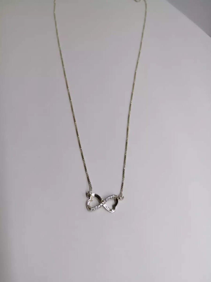 Cadena y colgante infinito forma corazon con zirconias 