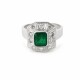 Hermoso anillo en platino con esmeralda central y brillantes Hermoso anillo en platino con esmeralda central y brillantes