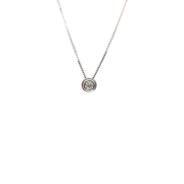 Colgante con cadena Chiara en oro blanco 18k con brillante en doble virola Colgante con cadena Chiara en oro blanco 18k con brillante en doble virola