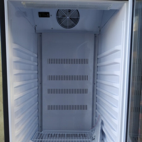 Expositor vertical refrigerado 1 puerta 250 lts Kuma Expositor vertical refrigerado 1 puerta 250 lts Kuma