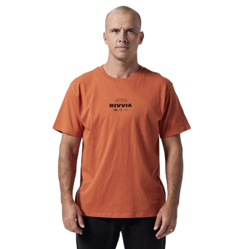 Remera Rivvia Classic Pursuit - Terracota Remera Rivvia Classic Pursuit - Terracota