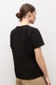 Remera botones en hombro negro