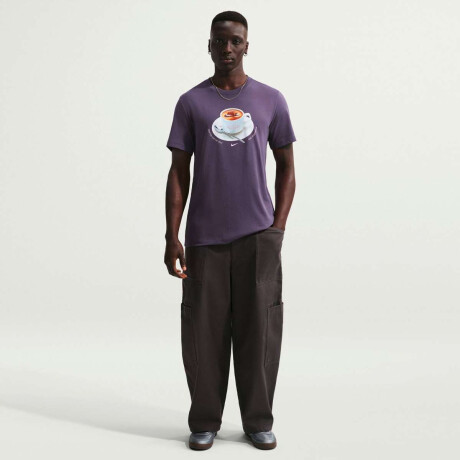 Remera Nike Std Cafe Swoosh Mug De Hombre Morado