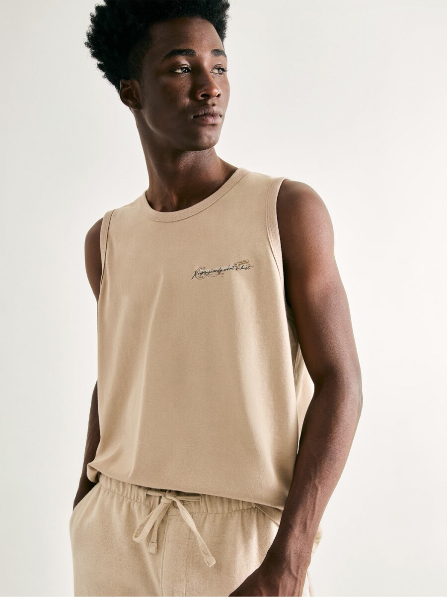 MUSCULOSA BÁSICA CON ESTAMPA - BEIGE 