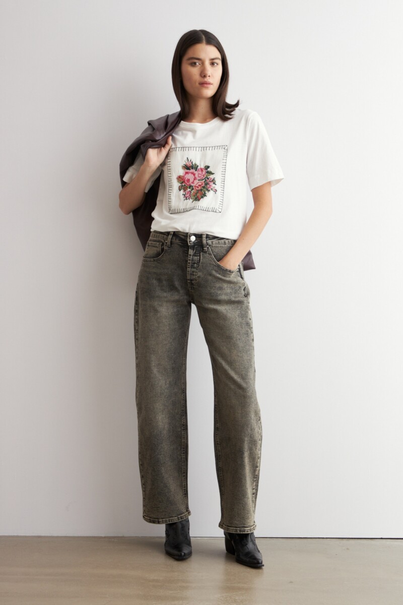 Remera aplique bordado crudo