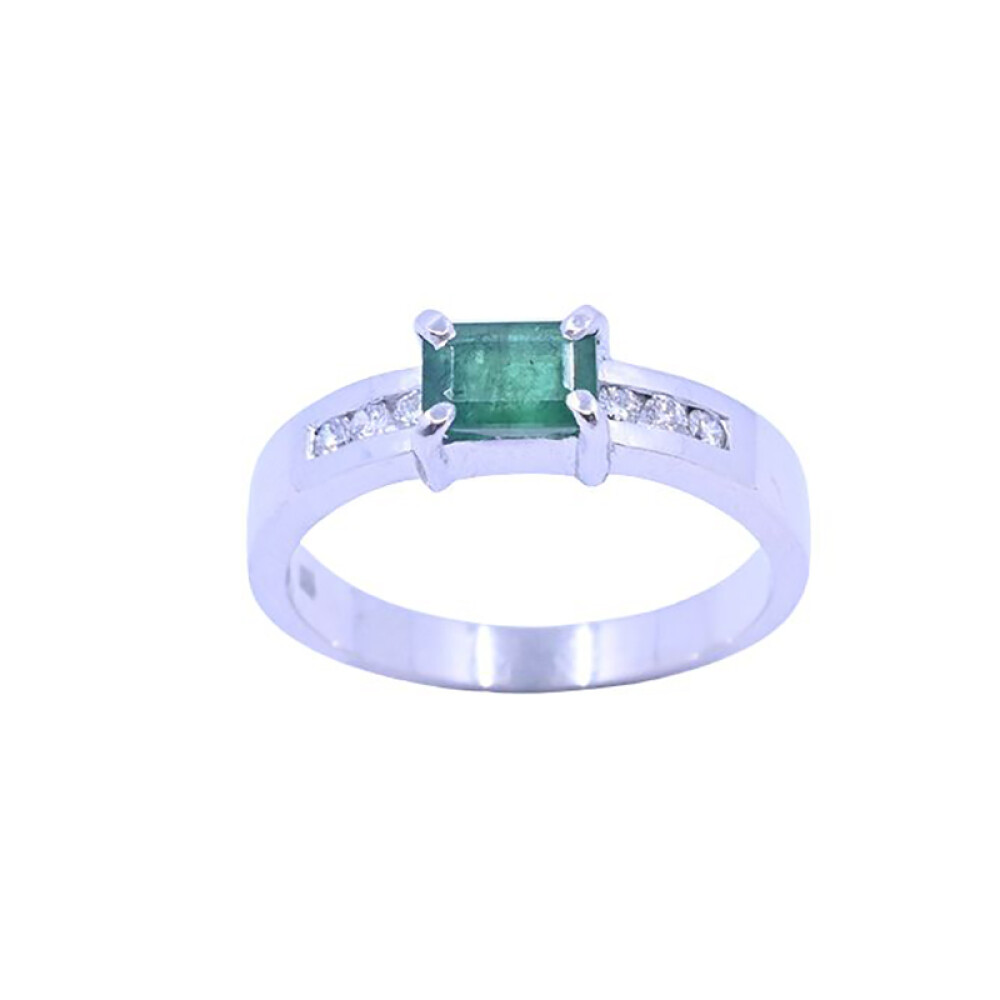 Anillo oro 18 k blanco con esmeralda y 6 brillantes. Anillo oro 18 k blanco con esmeralda y 6 brillantes.