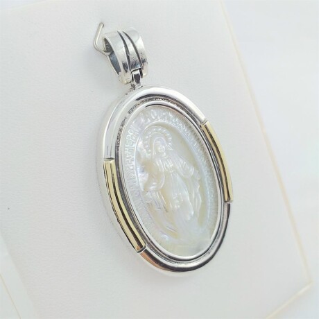 Medalla religiosa de plata 925 con detalles de double en oro 18Ktes, Virgen Milagrosa en nácar. Medalla religiosa de plata 925 con detalles de double en oro 18Ktes, Virgen Milagrosa en nácar.