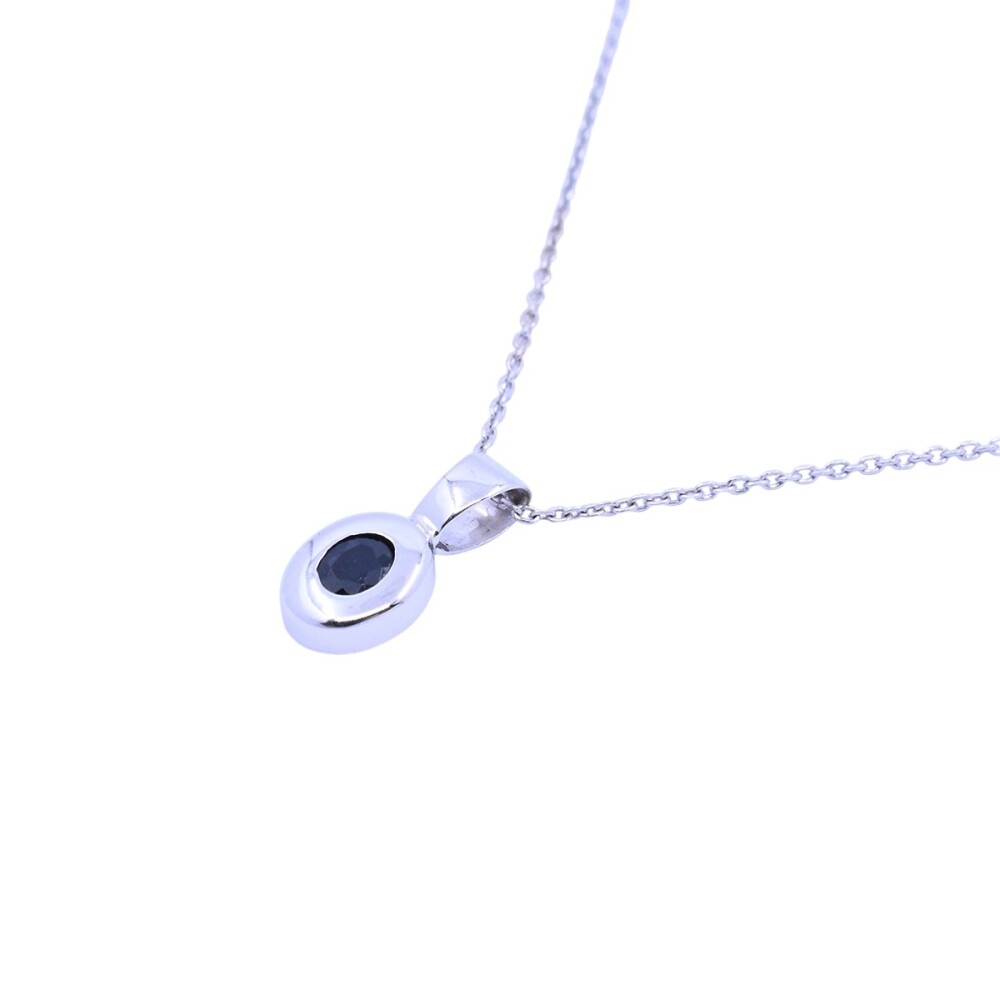 Colgante oro 18k blanco y zafiro azul oval. Colgante oro 18k blanco y zafiro azul oval.