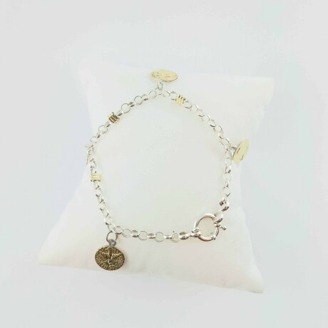 Pulsera de plata 925, modelo rolo con cierre marinero y 4 medallas religiosas en double oro. Pulsera de plata 925, modelo rolo con cierre marinero y 4 medallas religiosas en double oro.