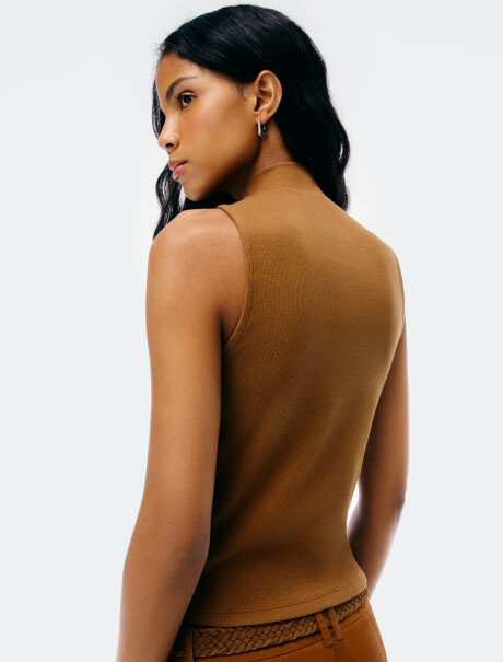 MUSCULOSA DE CUELLO ALTO EN TELA ACANALADA MARRÓN
