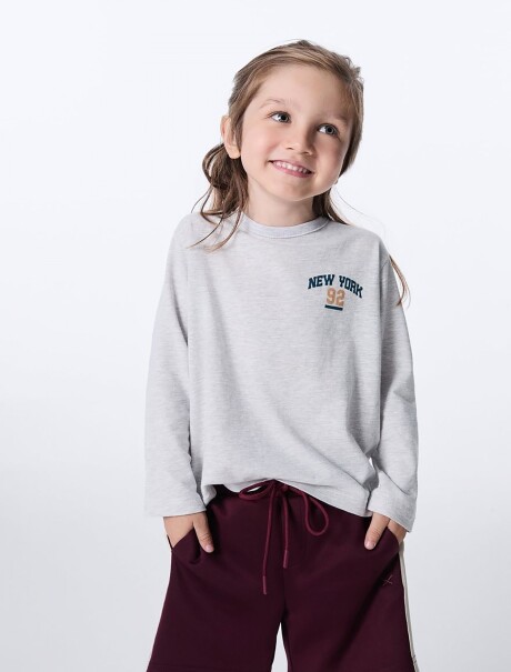 CAMISETA INFANTIL CON ESTAMPA GRIS