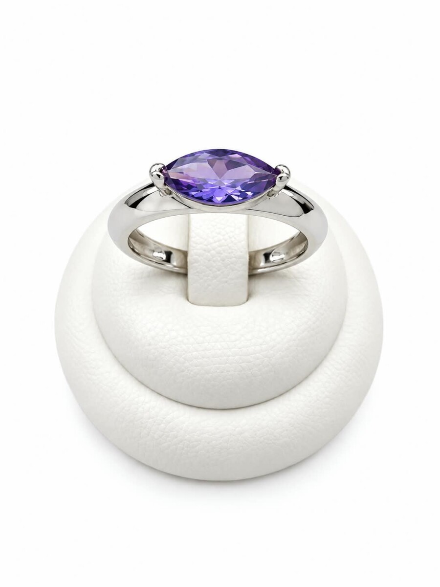 Anillo con piedra central Navette en color violeta 