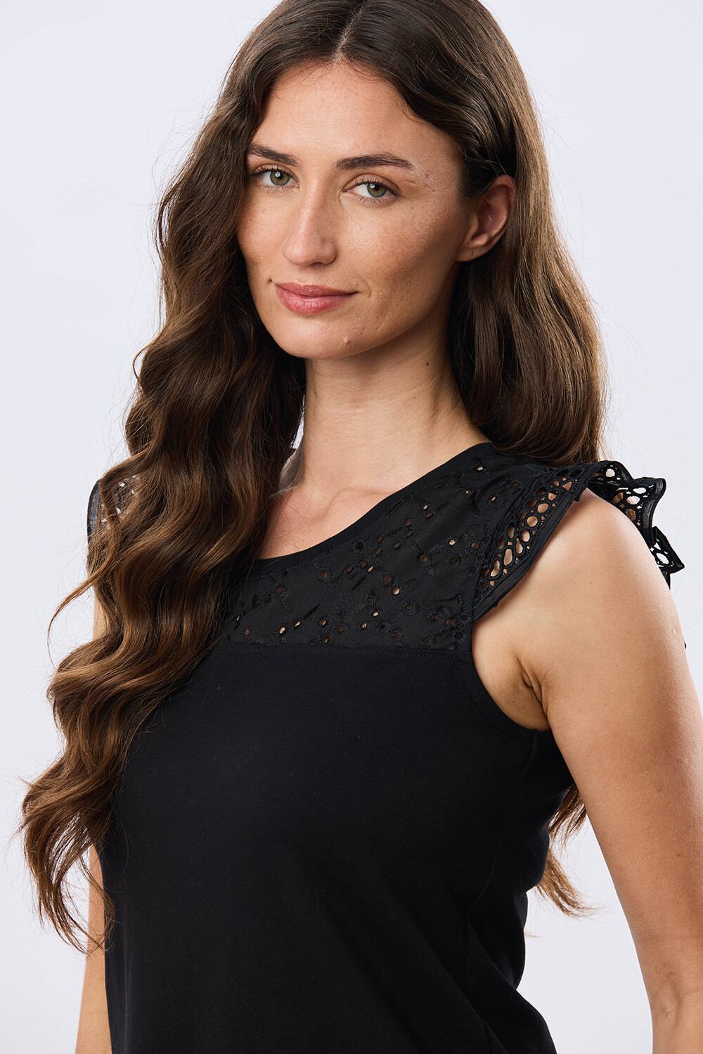 REMERA DE ALGODÓN CON BRODERIE Negro