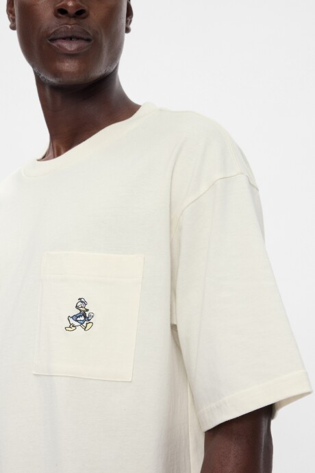 Remera Con Bolsillo Disney Hombre Ivory Frost