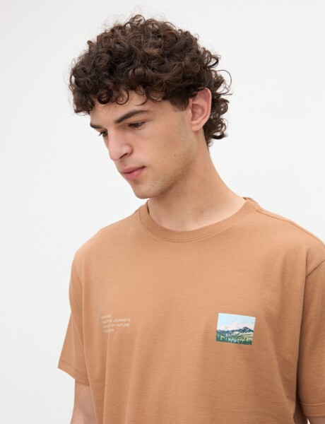 Remera Sandino Tostado