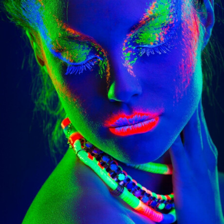 Maquillaje de Halloween con sombras y pinturas Violeta
