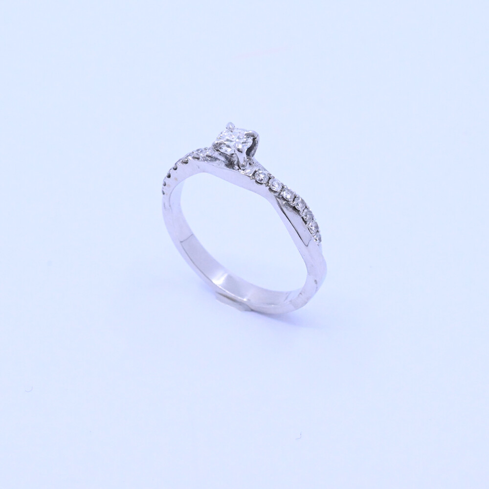 Anillo oro 18k con brillantes. Anillo oro 18k con brillantes.