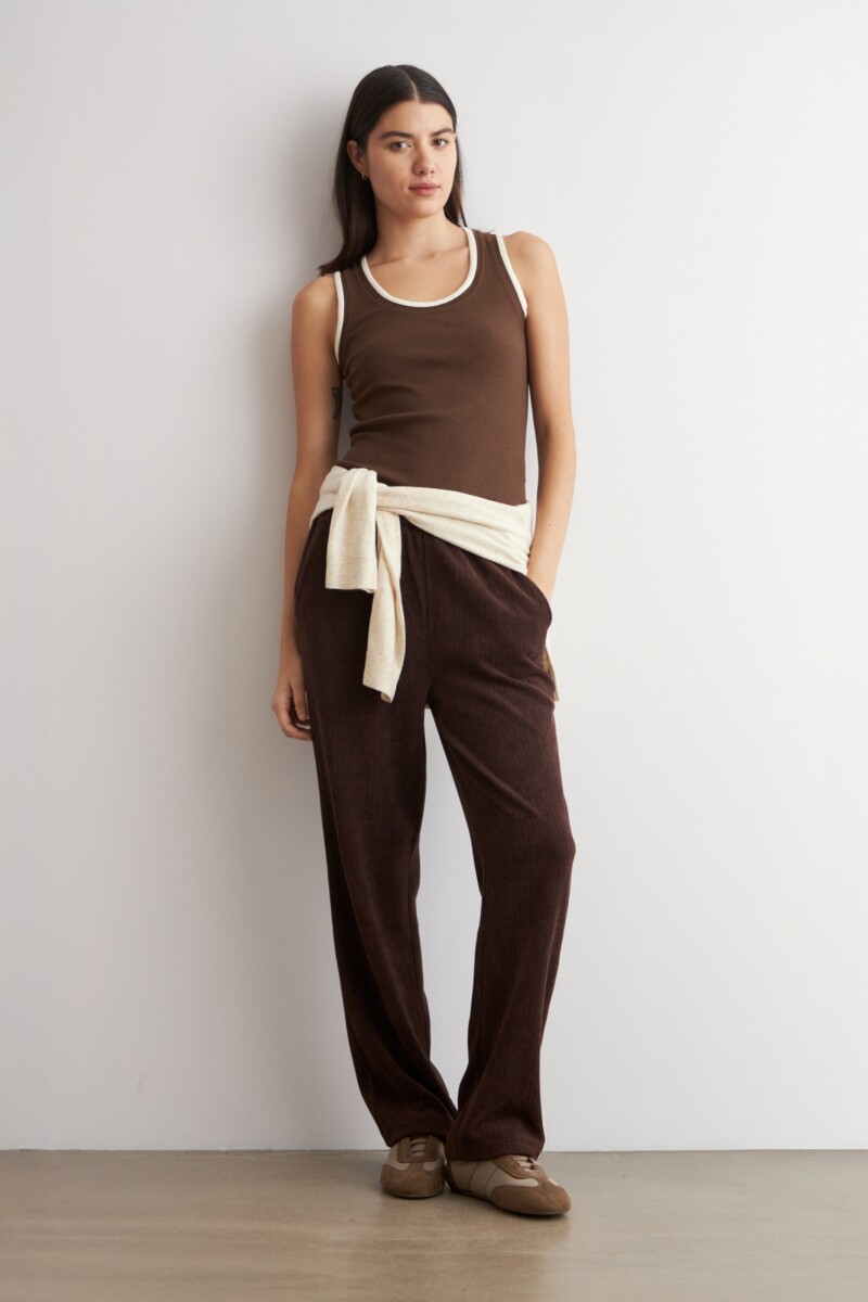 Jogger acanalado con vivo chocolate