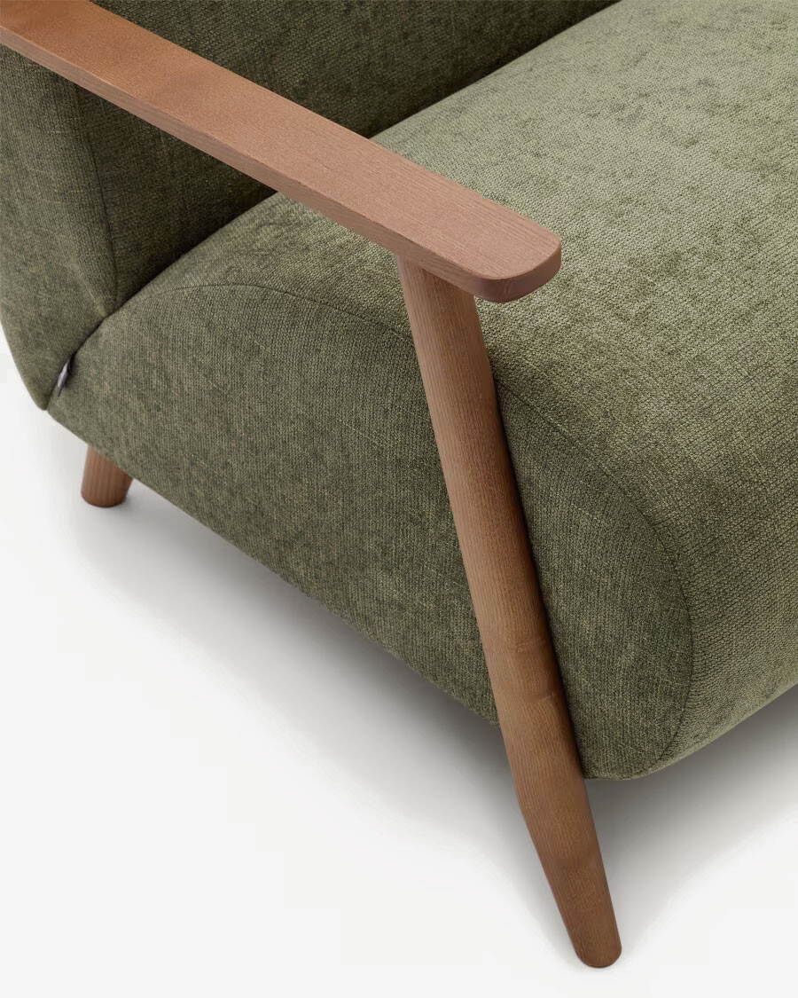 Butaca Meghan de chenilla de chenilla verde y madera maciza de fresno con acabado nogal FSC Mix Credit