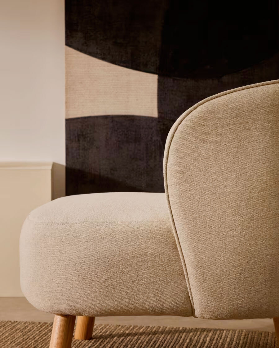 Butaca Ulit de chenilla beige y patas de madera maciza haya acabado natural