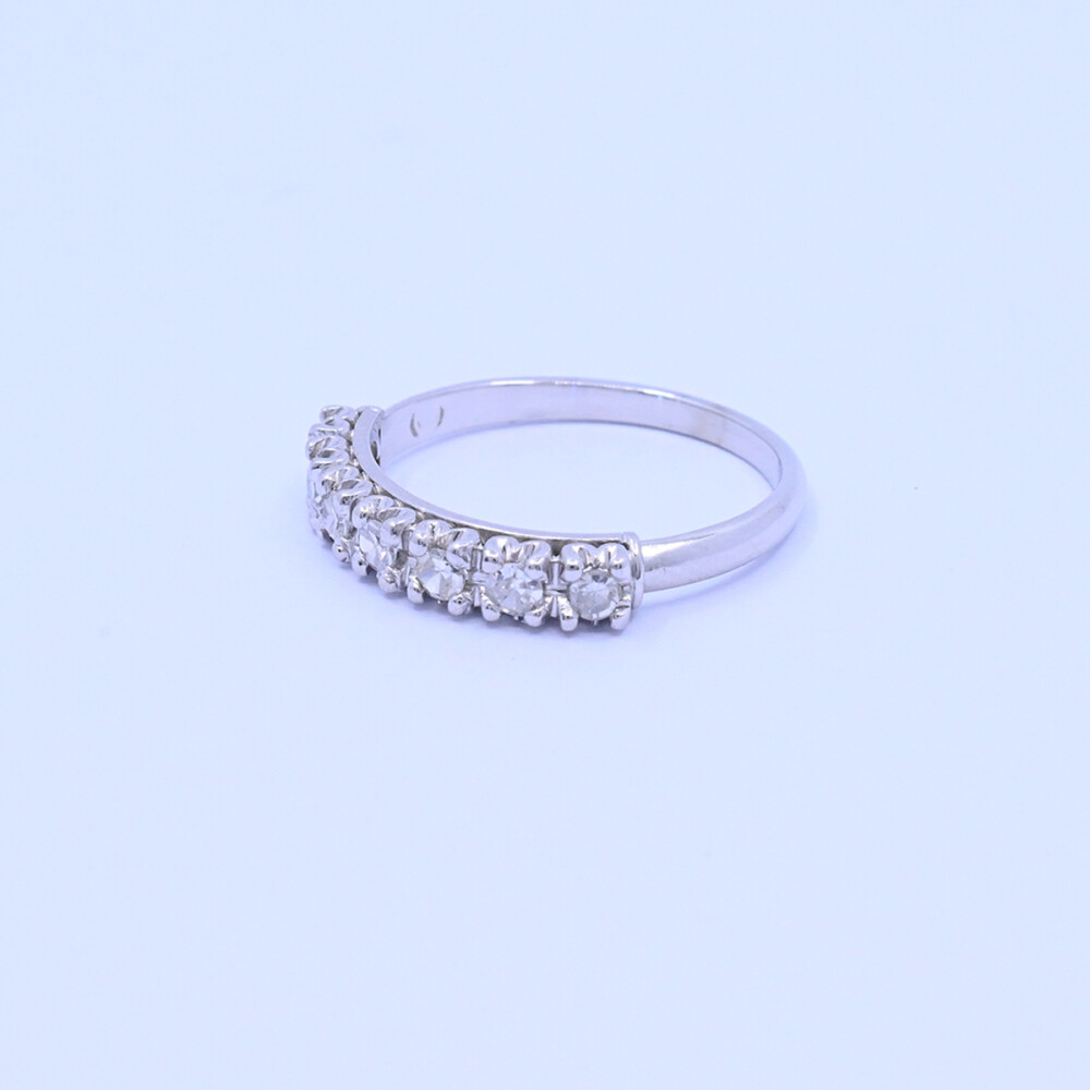 Anillo medio sin fin oro 18k blanco con 7 brillantes engarce 4 puntas. Anillo medio sin fin oro 18k blanco con 7 brillantes engarce 4 puntas.