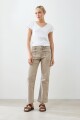 Jean recto Mina con pespuntes en contraste beige