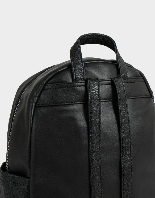 Mochilas Urbanas Mochila Con Charm Negro - Negro