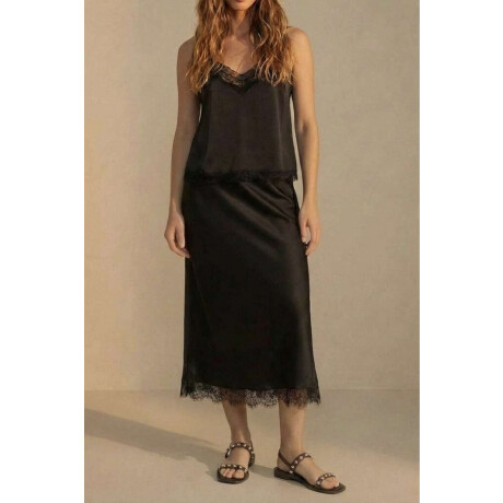 Blusa Satinada Con Encaje Negro