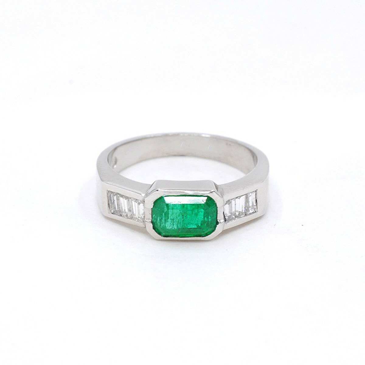 Anillo En Platino, Brillantes Y Esmeralda 