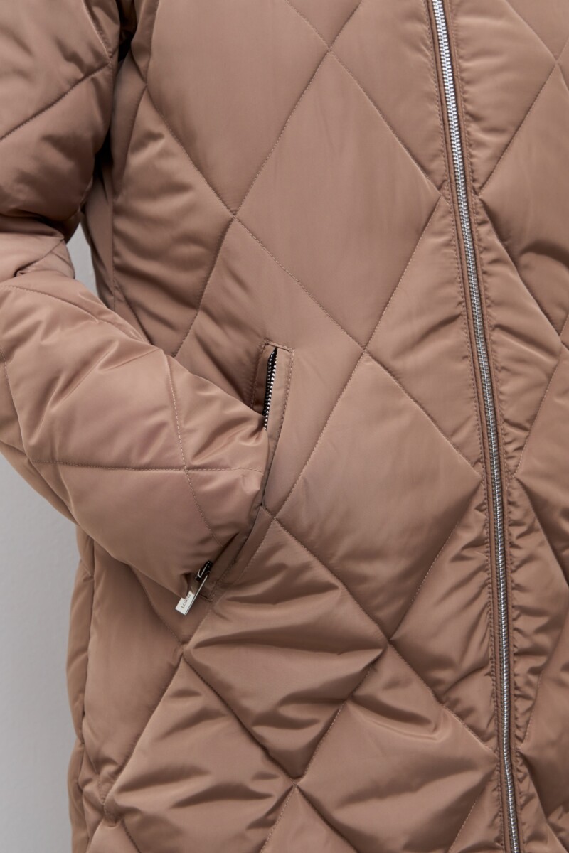 Campera capitoneada con capucha tostado