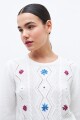 Sweater con bordado floral crudo