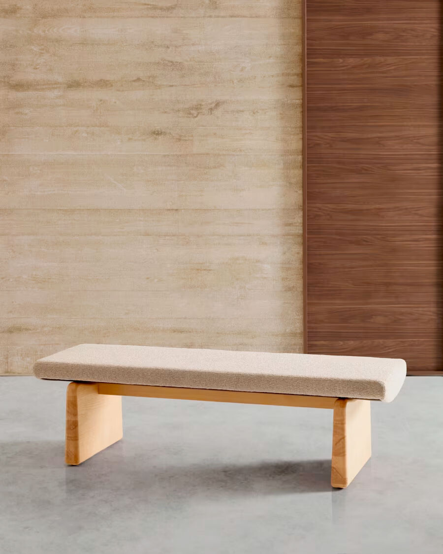 Banco Topaz de chenilla beige y madera maciza de fresno con acabado natural 150cm FSC 100%